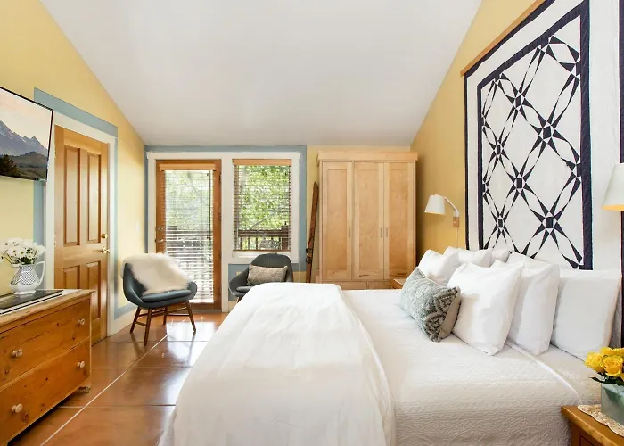 The Alpine House Lodge *