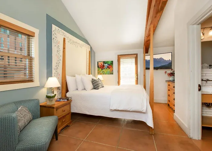 The Alpine House Lodge *